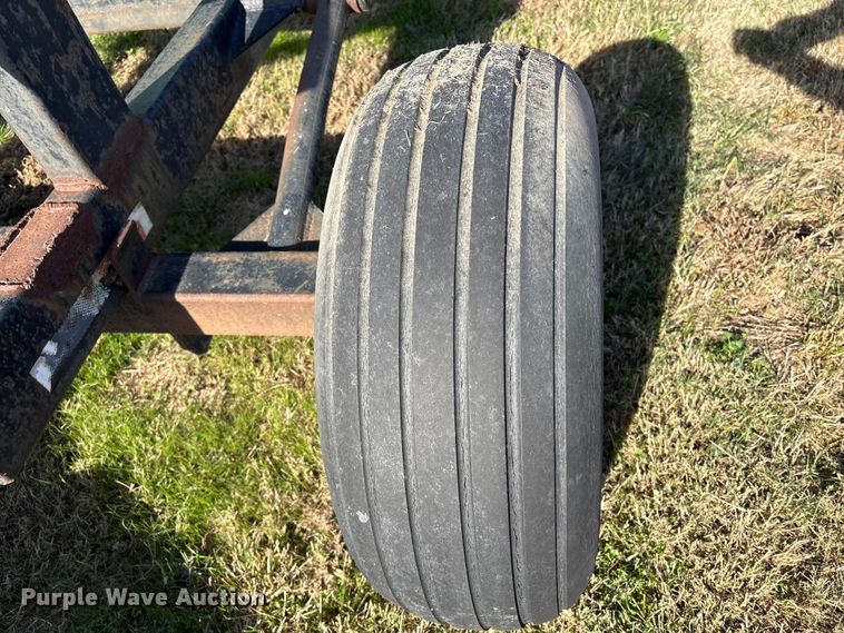 image for item EA7067 John Deere 694 corn head