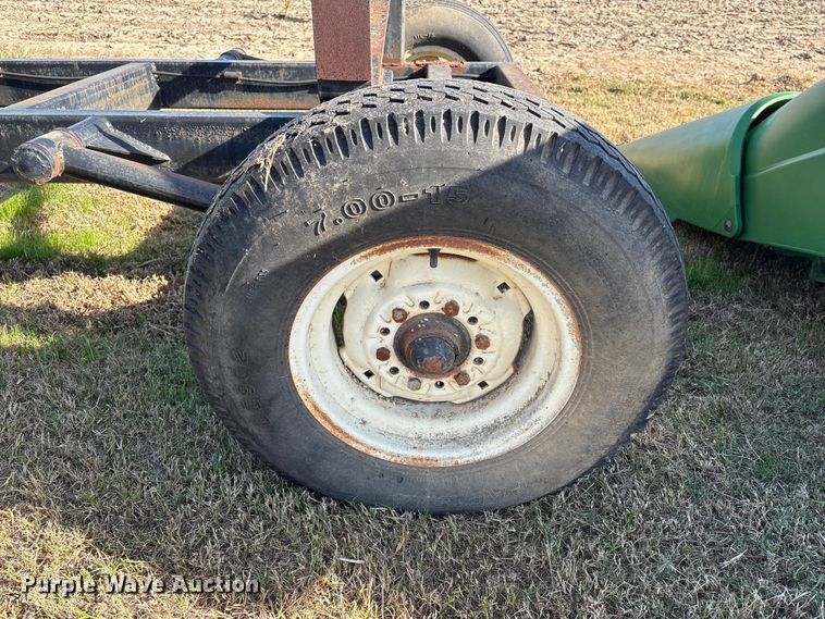 image for item EA7067 John Deere 694 corn head