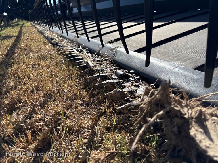 image for item EA7070 2015 MacDon D65-D Draper draper head