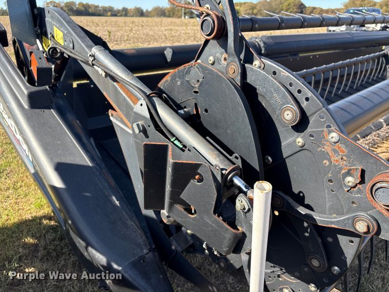 image for item EA7071 2011 MacDon D60-D draper head