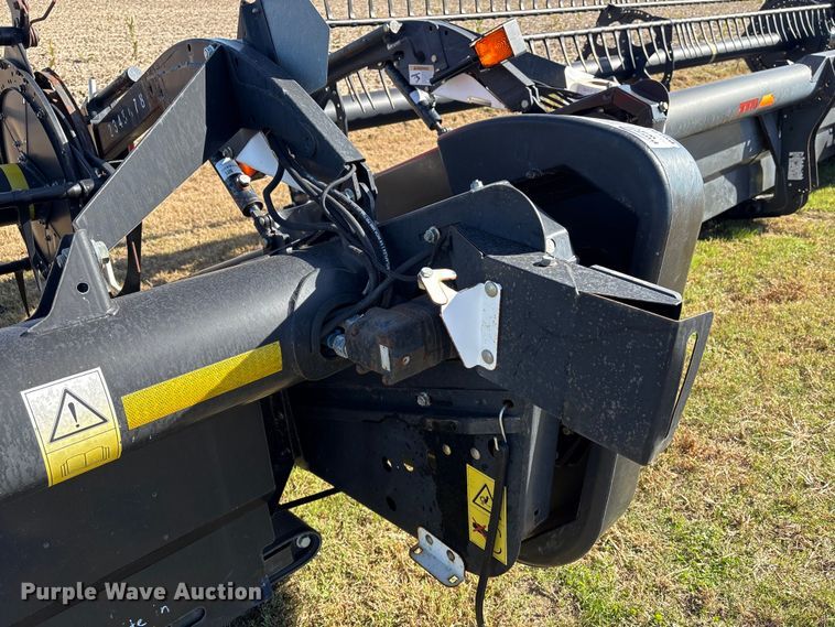 image for item EA7071 2011 MacDon D60-D draper head