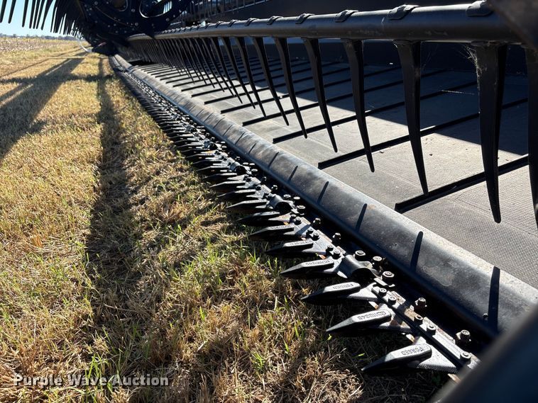 image for item EA7076 2013 MacDon FD70 FlexDraper flex draper head