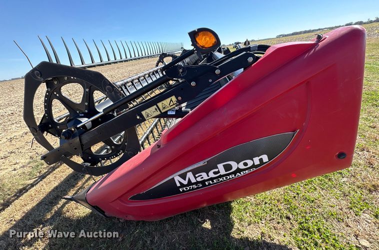 image for item EA7078 2015 MacDon FD75S FlexDraper flex draper head