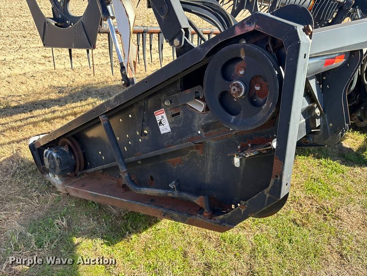 image for item EA7081 2011 MacDon D60-S draper head