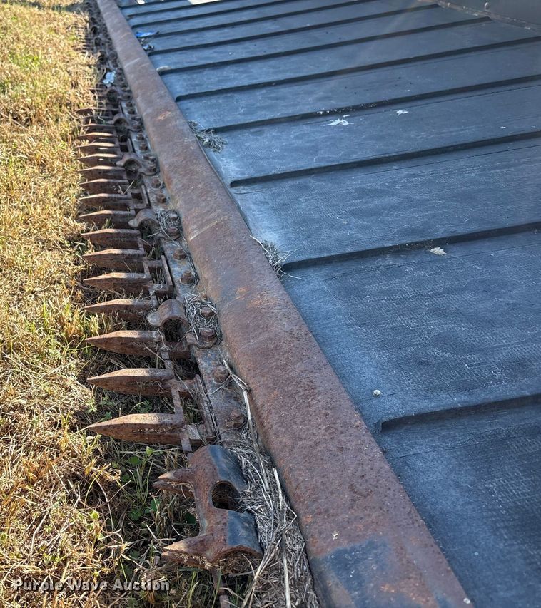 image for item EA7081 2011 MacDon D60-S draper head