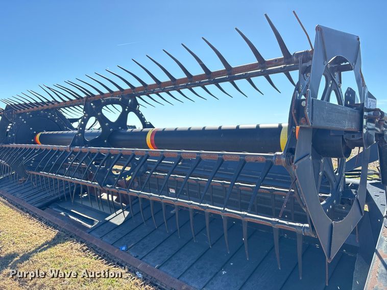 image for item EA7081 2011 MacDon D60-S draper head