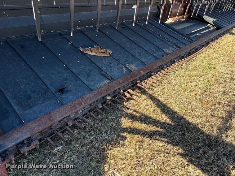 image for item EA7081 2011 MacDon D60-S draper head