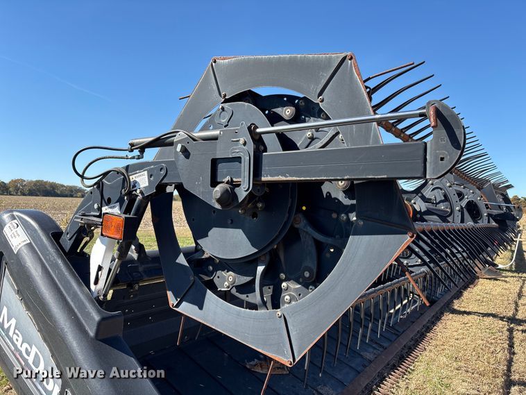 image for item EA7081 2011 MacDon D60-S draper head