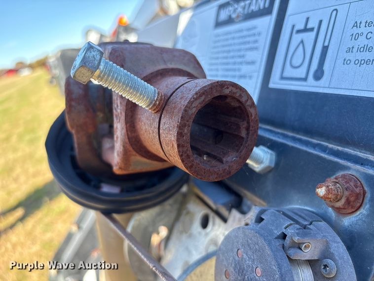 image for item EA7081 2011 MacDon D60-S draper head