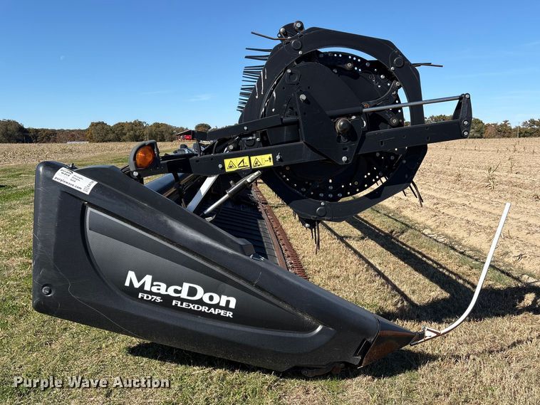 image for item EA7082 2017 MacDon FD75 flex draper head