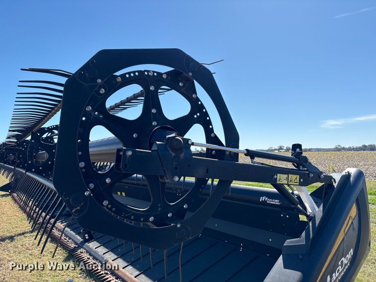 image for item EA7082 2017 MacDon FD75 flex draper head