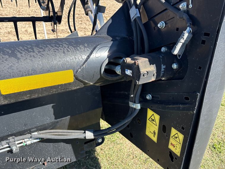 image for item EA7082 2017 MacDon FD75 flex draper head