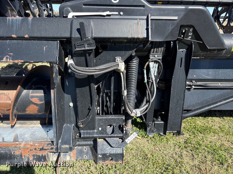 image for item EA7082 2017 MacDon FD75 flex draper head