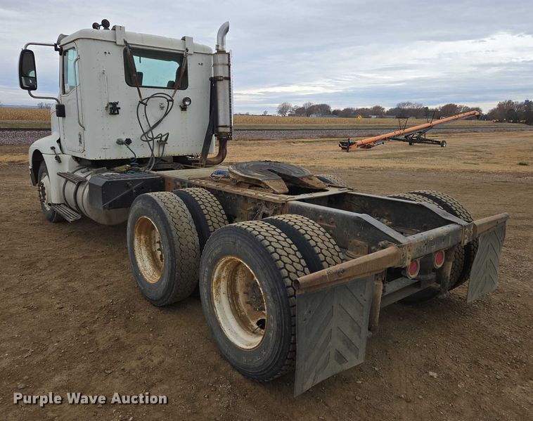 image for item EB1182 2001 International 9100i semi truck