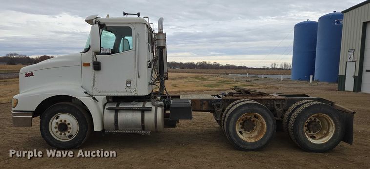 image for item EB1182 2001 International 9100i semi truck