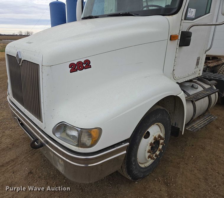 image for item EB1182 2001 International 9100i semi truck