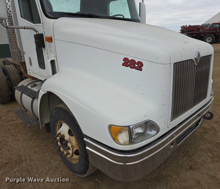 image for item EB1182 2001 International 9100i semi truck