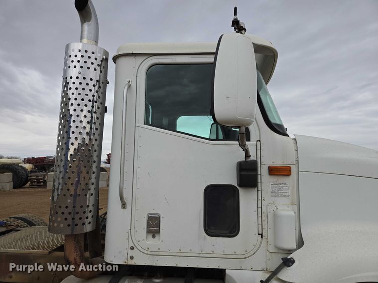 image for item EB1182 2001 International 9100i semi truck