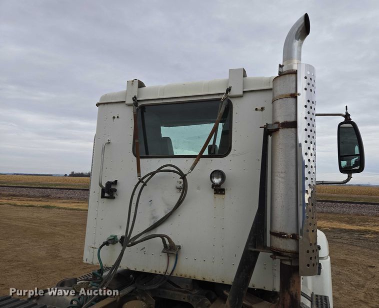 image for item EB1182 2001 International 9100i semi truck