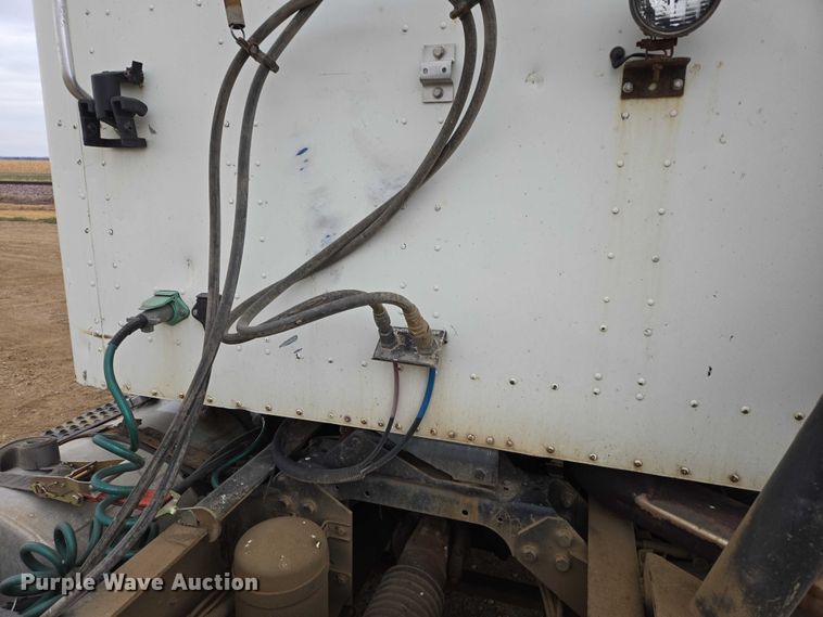 image for item EB1182 2001 International 9100i semi truck