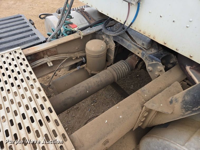 image for item EB1182 2001 International 9100i semi truck