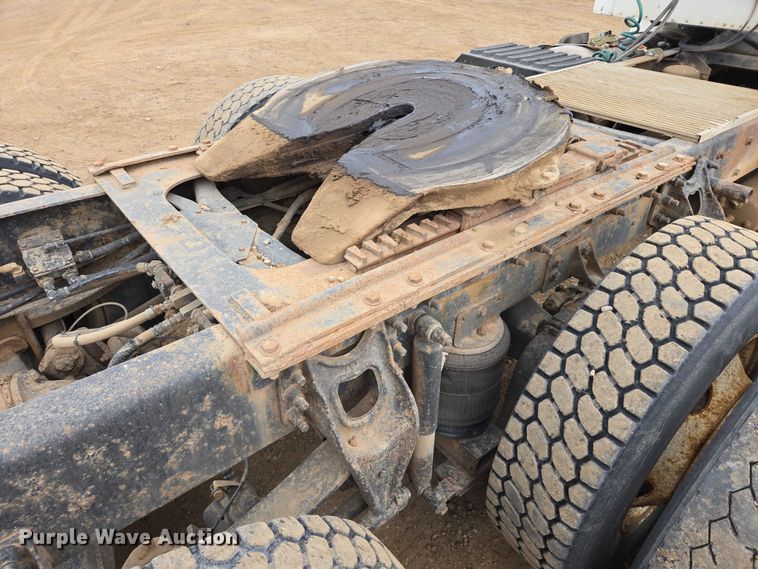 image for item EB1182 2001 International 9100i semi truck