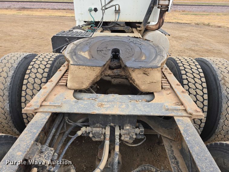 image for item EB1182 2001 International 9100i semi truck