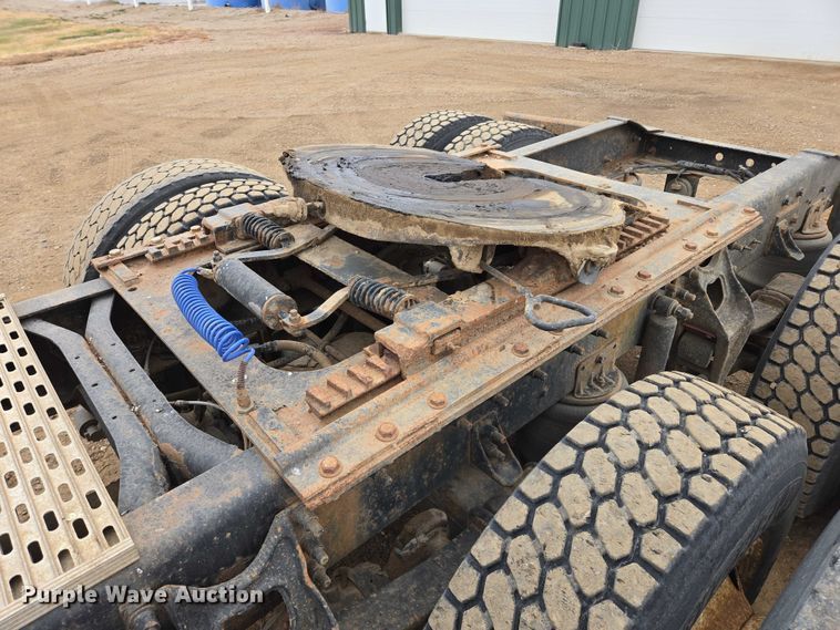 image for item EB1182 2001 International 9100i semi truck