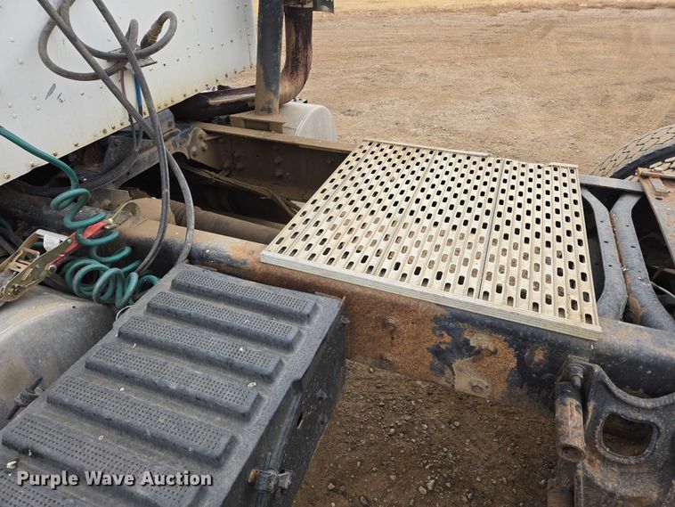 image for item EB1182 2001 International 9100i semi truck