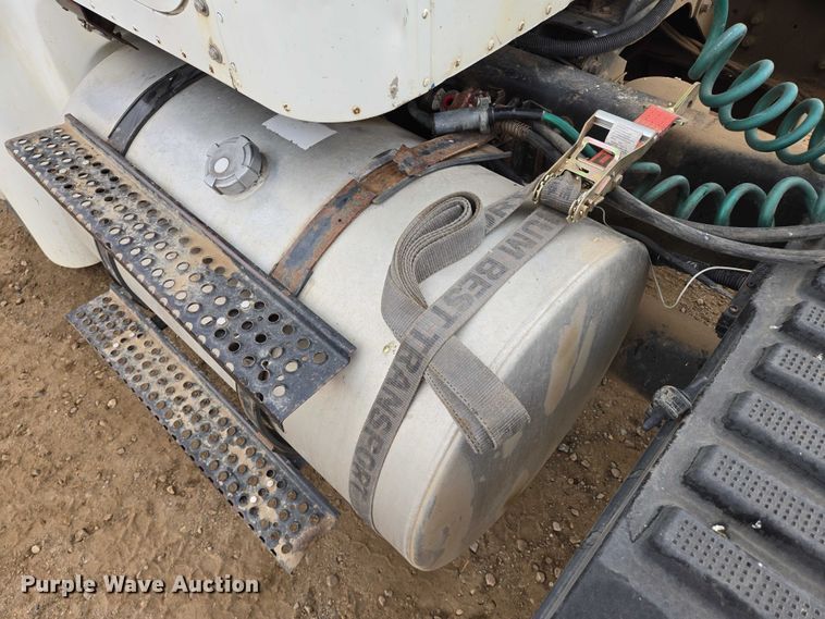 image for item EB1182 2001 International 9100i semi truck