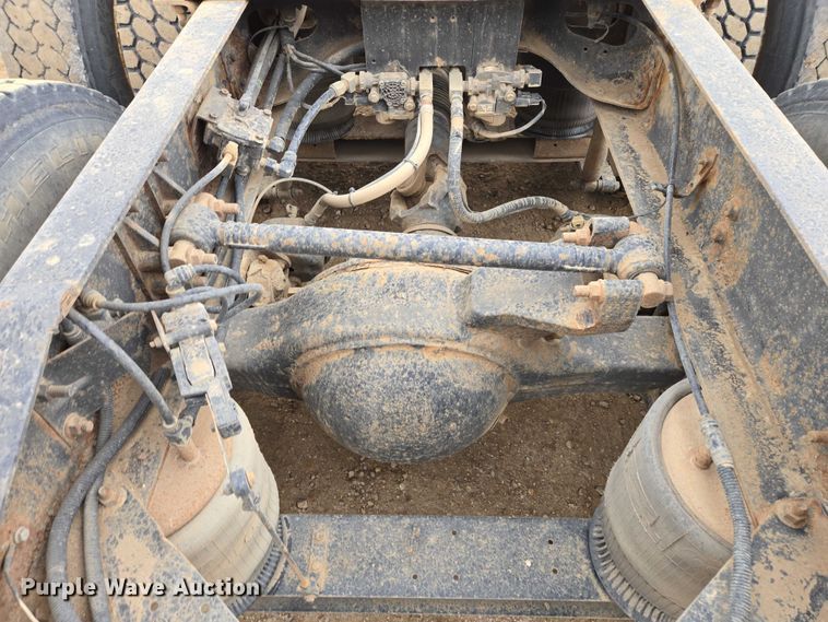 image for item EB1182 2001 International 9100i semi truck