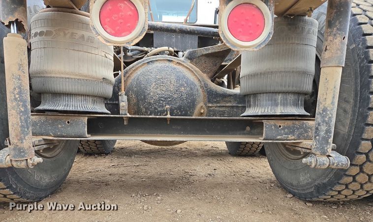 image for item EB1182 2001 International 9100i semi truck