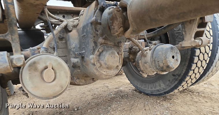 image for item EB1182 2001 International 9100i semi truck