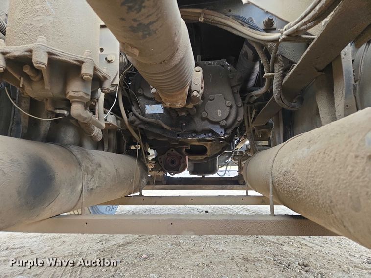 image for item EB1182 2001 International 9100i semi truck