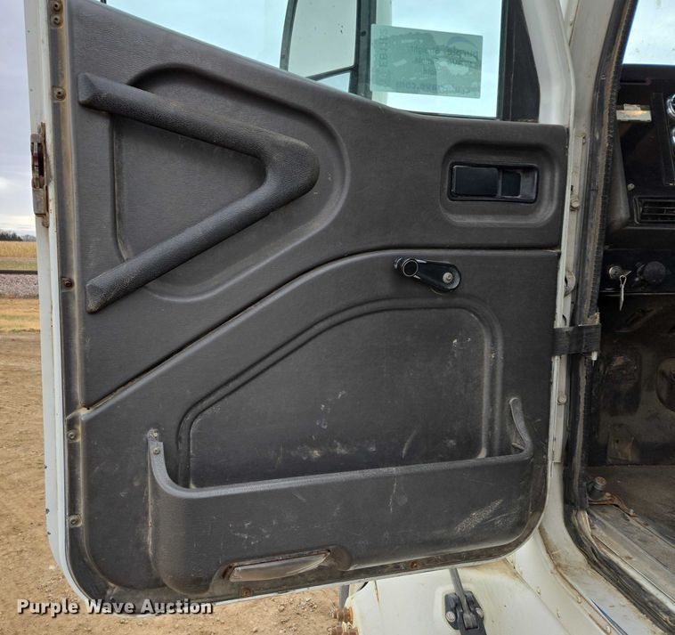 image for item EB1182 2001 International 9100i semi truck