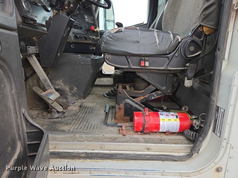 image for item EB1182 2001 International 9100i semi truck