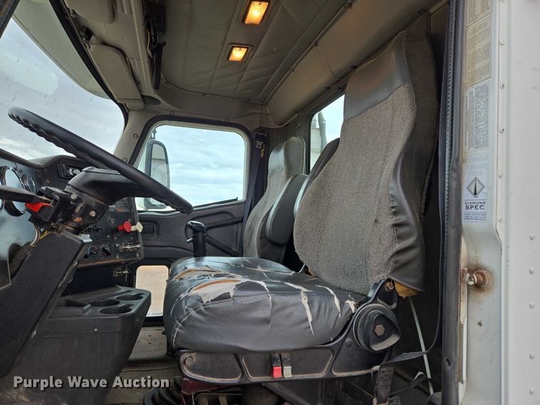 image for item EB1182 2001 International 9100i semi truck