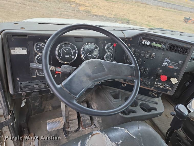 image for item EB1182 2001 International 9100i semi truck