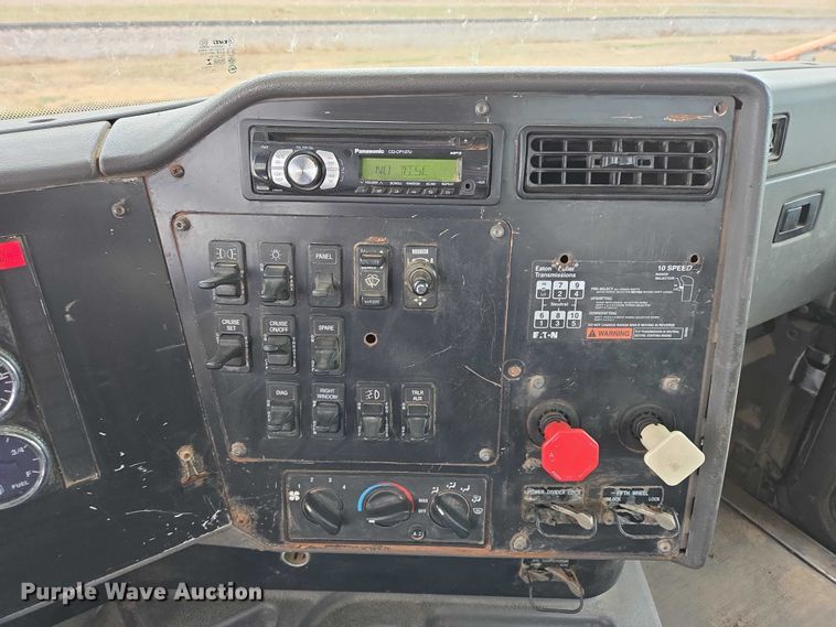 image for item EB1182 2001 International 9100i semi truck