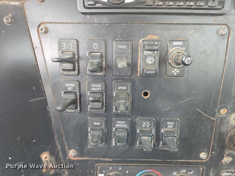 image for item EB1182 2001 International 9100i semi truck