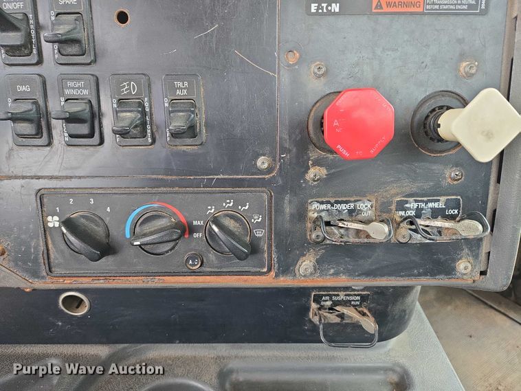 image for item EB1182 2001 International 9100i semi truck