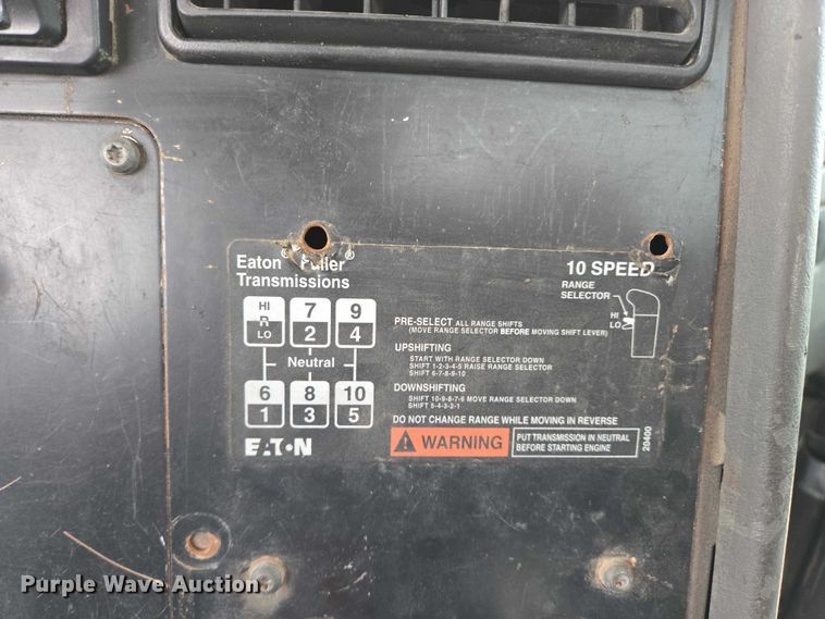 image for item EB1182 2001 International 9100i semi truck