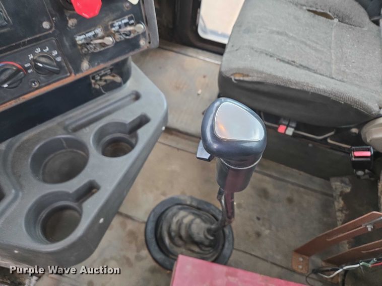 image for item EB1182 2001 International 9100i semi truck