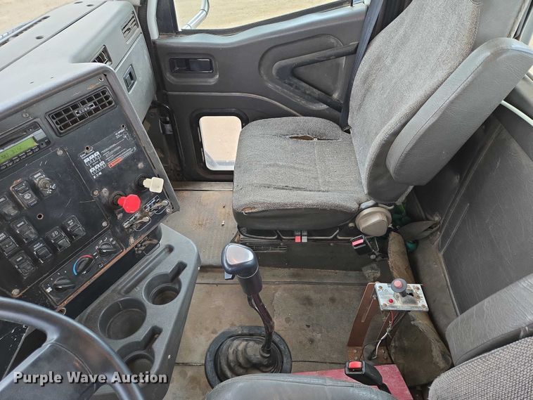 image for item EB1182 2001 International 9100i semi truck