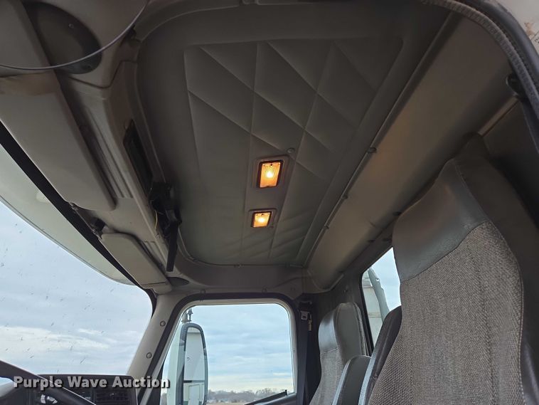 image for item EB1182 2001 International 9100i semi truck