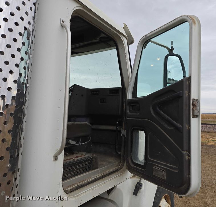 image for item EB1182 2001 International 9100i semi truck