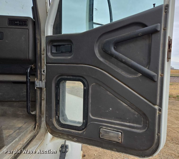 image for item EB1182 2001 International 9100i semi truck