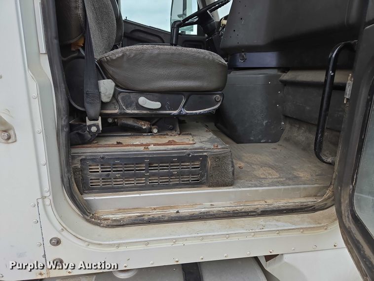 image for item EB1182 2001 International 9100i semi truck