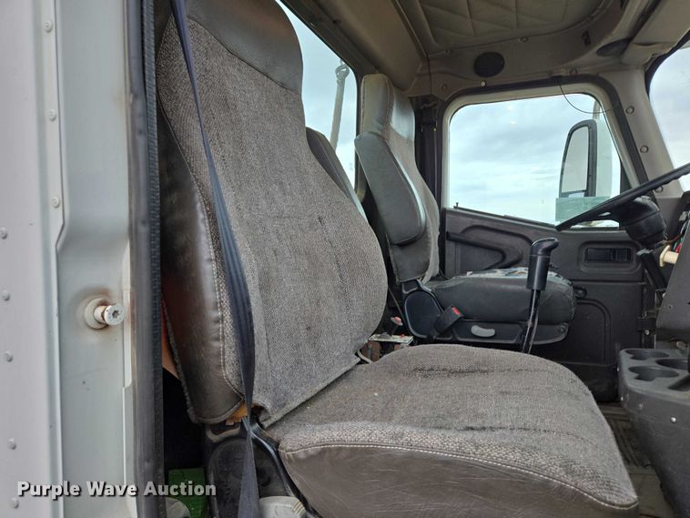 image for item EB1182 2001 International 9100i semi truck