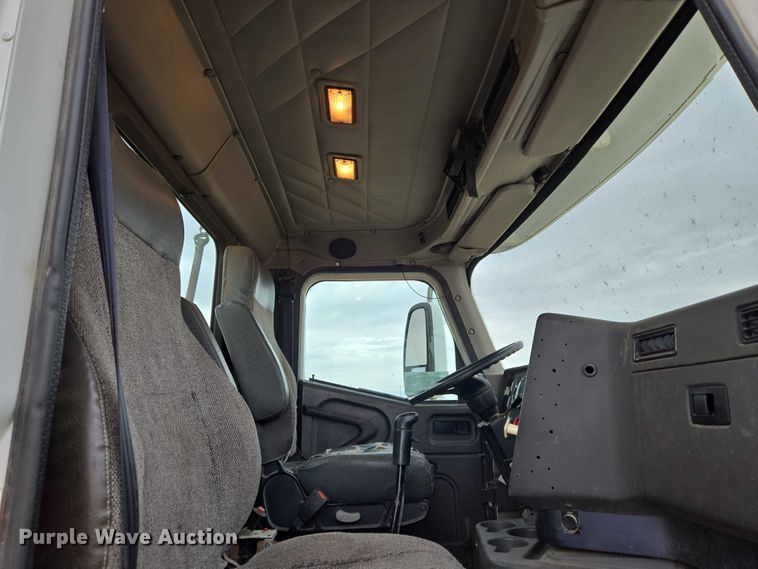 image for item EB1182 2001 International 9100i semi truck